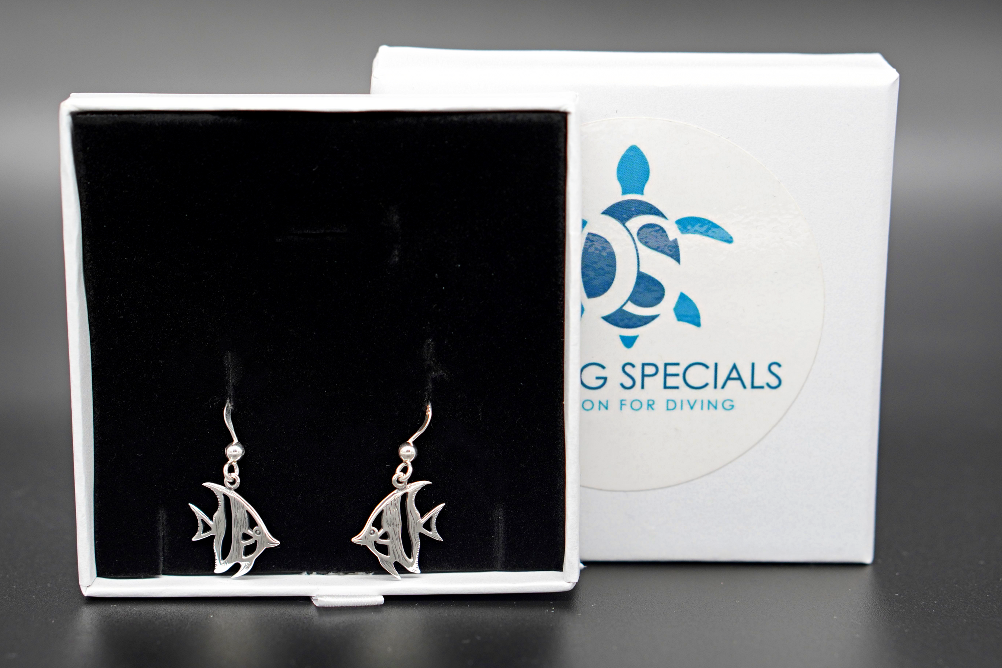 Orecchini a gancio in vero argento con pesce angelo - Regalo perfetto – Diving Specials Shop Orecchini a gancio in vero argento con pesce angelo - Regalo perfetto – Diving Specials Shop